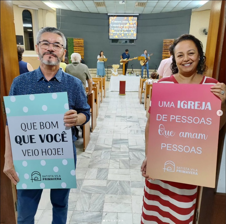 Membros da Igreja Batista Vila Primavera celebrando